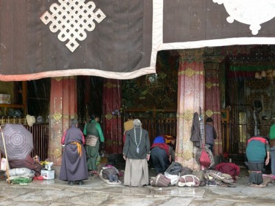 Pilgrims praying in front of Jokhang despite the rain